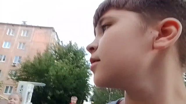 идём с Яриком домой к нему