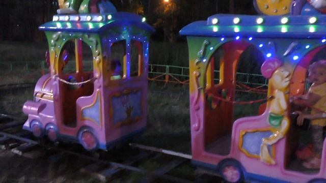 Рома на Аттракционах в парке развлечений для детей Childrens Playground