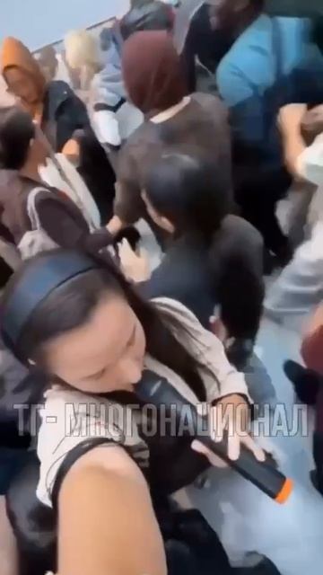Екатеринбург. ОПГ диаспора чуть не разнесла ТЦ из-за бесплатных вещей. Они же бедные
