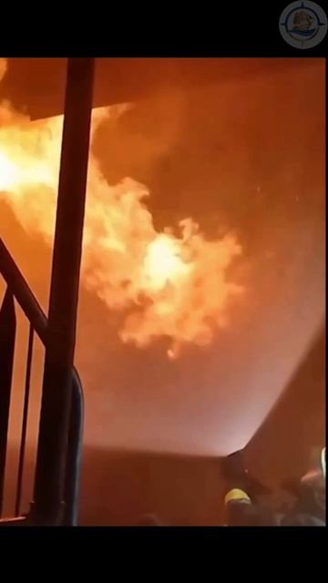 Пожарные создали щит из воды чтобы отразить вырвавшееся пламя