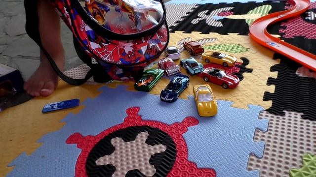 Рома играет с новым треком ХОТ ВИЛС  Hot Wheels Сars For Boys