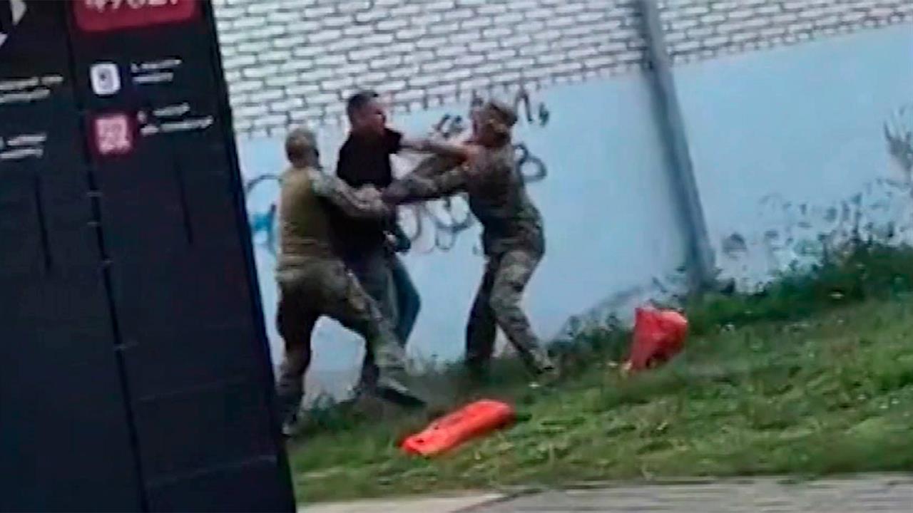 Украинские военкомы в попытках залатать дыры на фронте все чаще сталкиваются с сопротивлением