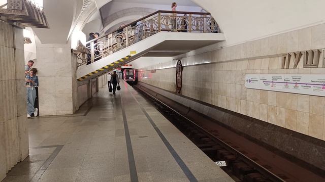 Метро Москвы красивейшая подборка проезжает поезд Москва и Номерной