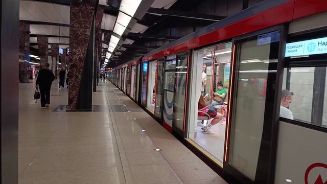Метро Москвы столица России  Метрополитен поезд прибывает на станцию