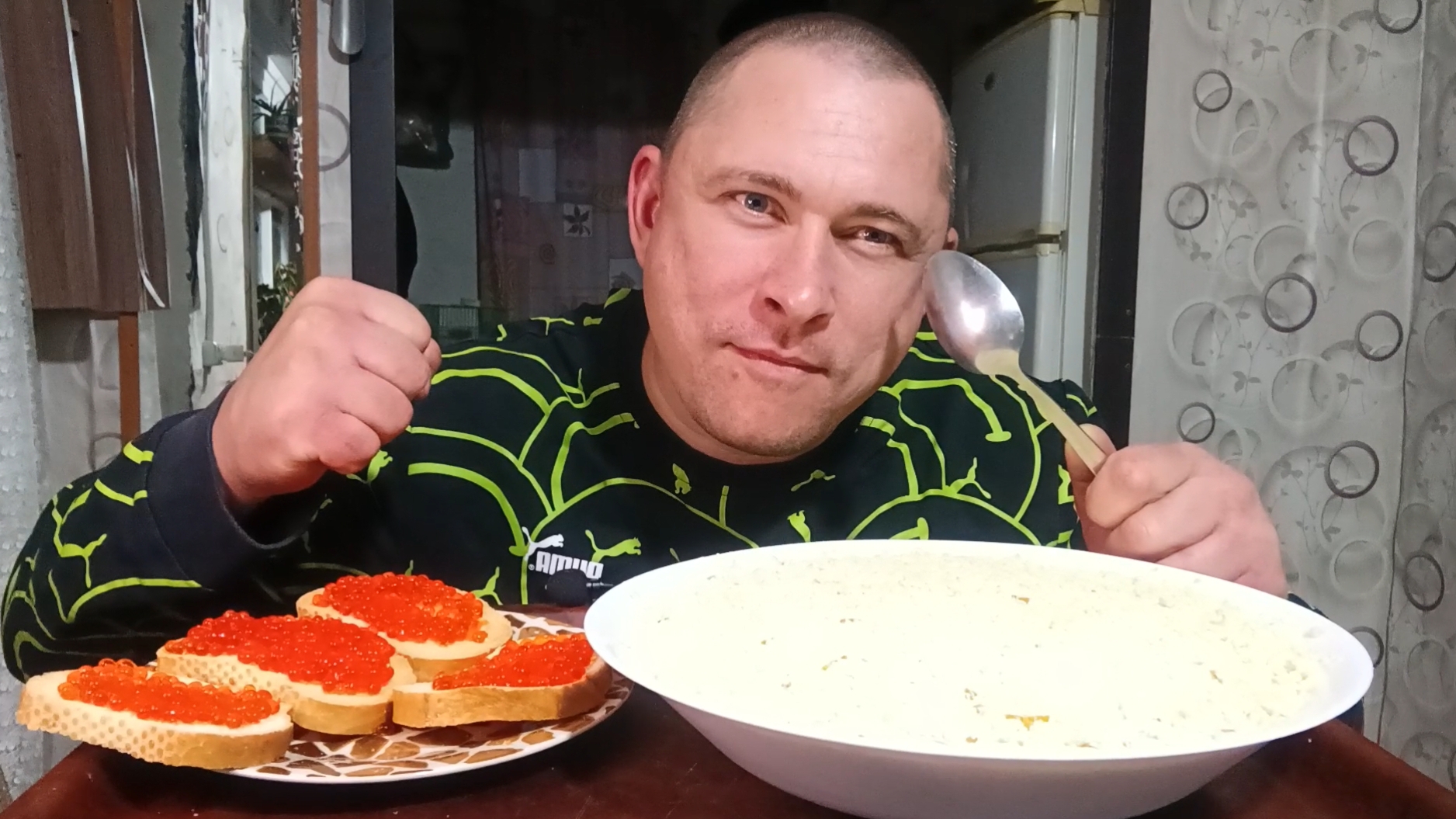 мукбангеда на камерусалат мимозабутерброды с памазухой