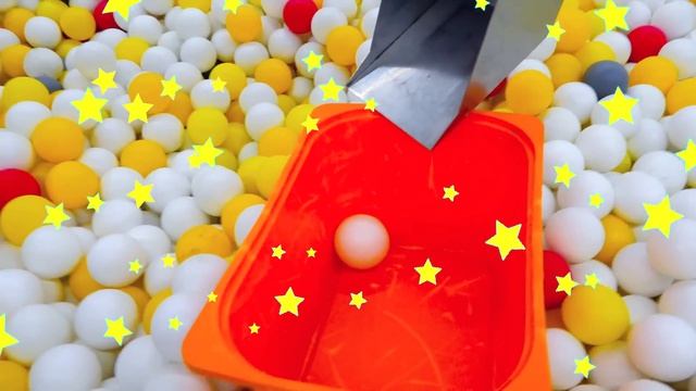 Влад и Ники покупают игрушки в магазине и веселятся на детской площадке со строительной тематикой