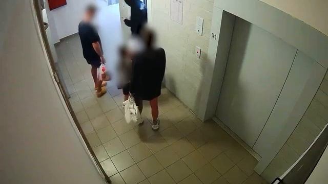 Отец пнул четырехлетнего сына у лифта в Ярославле