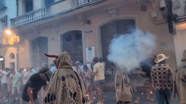 299.Всё смешалось: пиротехника демоны драконы люди.