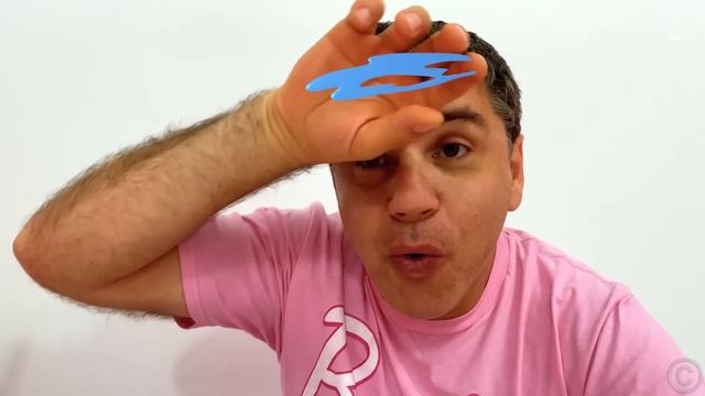 Настя играет с папой в вызове с шоколадными игрушками