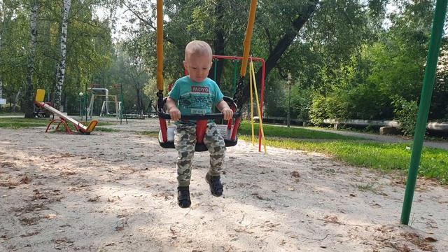 Рома качается на качели 26.08.2026