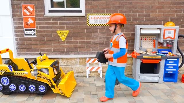 Влад и Ники играют со своими игрушками и помогают брату Крису