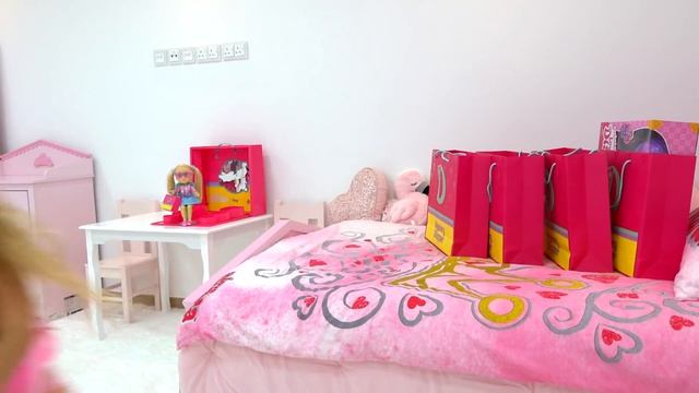 Диана и Рома играют в магазин игрушек Love Diana