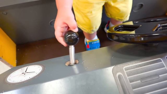 Крис и мама делают покупки в магазине игрушек