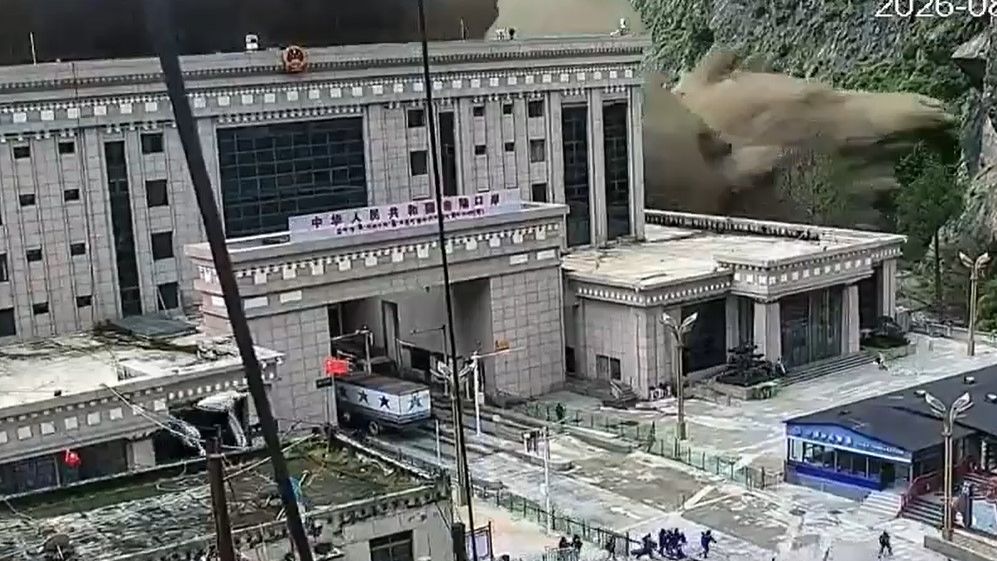 Мощный оползень обрушился на погранпереход между Непалом и Китаем