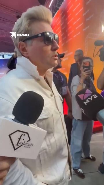 Басков на Новой волне показал продуктовые наборы от фанаток