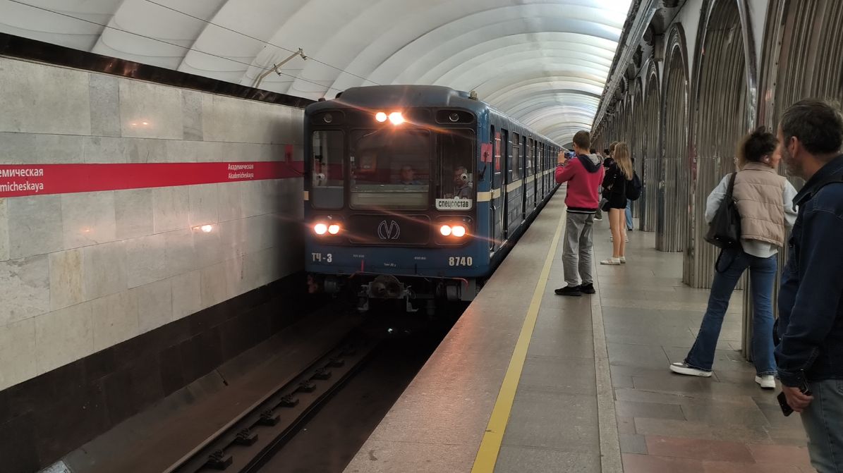  Спецсостав с другим головным вагоном на станции метро Академическая