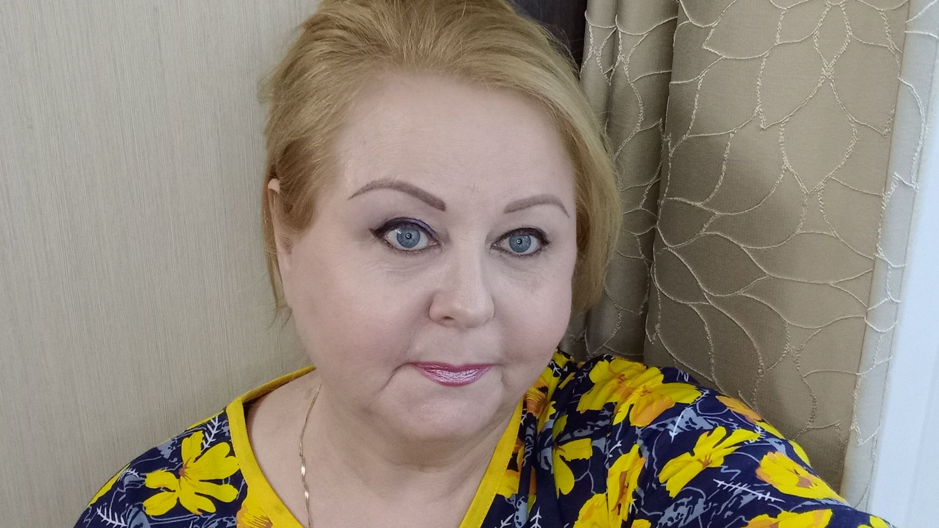 Поспалараспаковка из магазина у Валентинапоказала упражнения для руки ногкофе из пакетика.