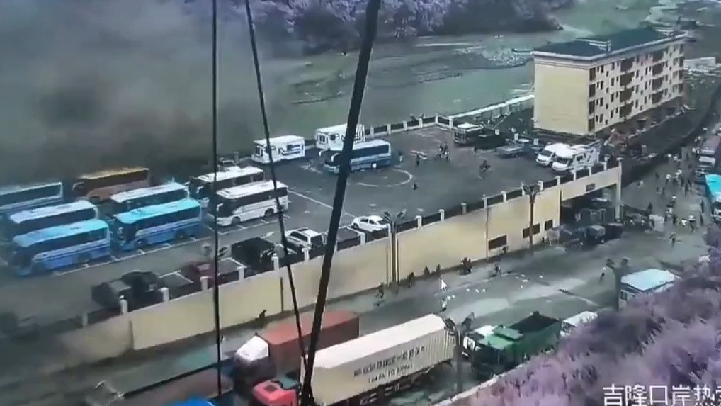 Гигантский оползень на погранпереходе между Непалом и Китаем