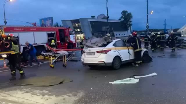 Кадры смертельной аварии на заправке в Москве:пежо врезался в такси.Погибли оба водителя.