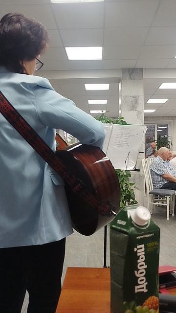 играет на гитаре