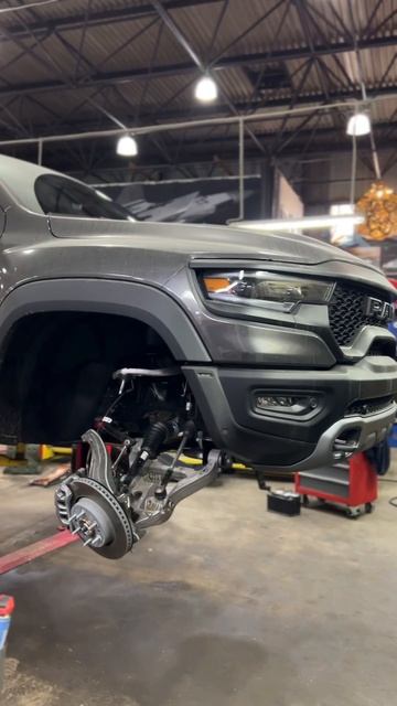 Замена амортизаторов на Dodge Ram TRX Offroad 4x4 Dodgeram Ram Dodge Jeep автосервис Shorts