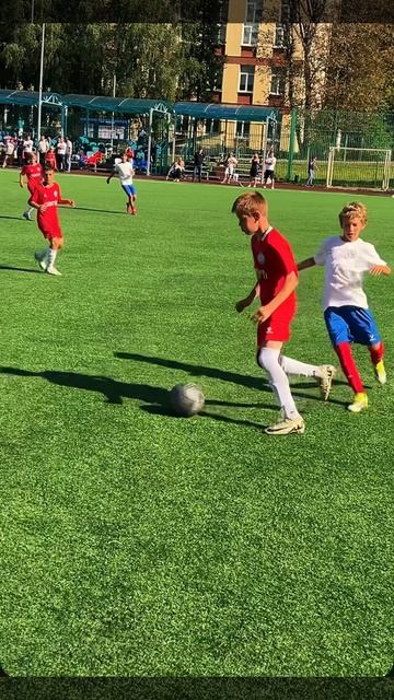 Кирилл играет в футбол
