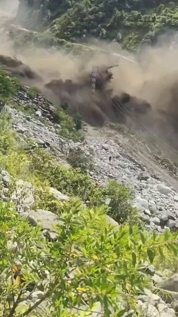 Жуткие кадры: мощный селевой поток обрушился на речной порт Гьиронг на границе между Китаем и Непало
