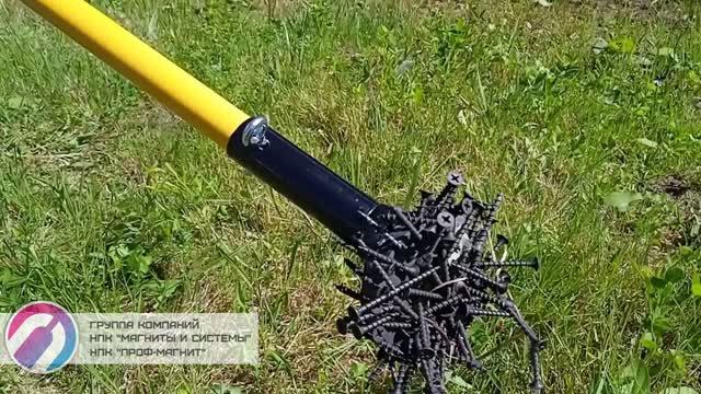 Как собрать саморезы в траве: телескопический магнитный сборщик в работе