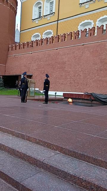 Смена караула у Вечного огня в Александровском саду — это главный караульный пост России (Пост №1).