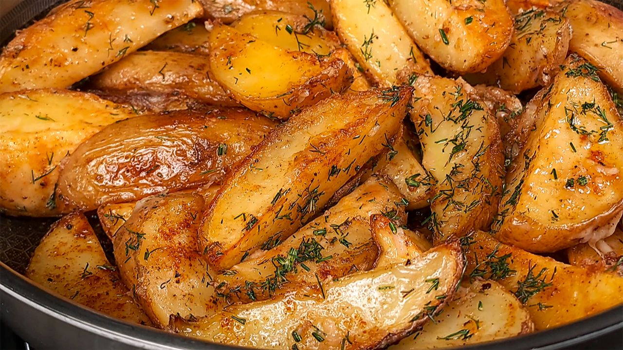 Готовлю каждые выходные! Невероятно вкусный картофель по-деревенски с чесноком.