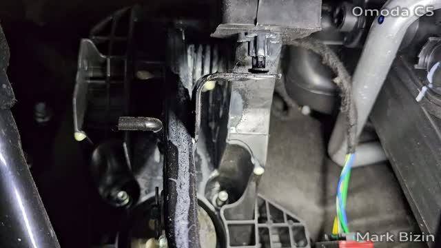 Скрип пружины педали тормоза Omoda C5