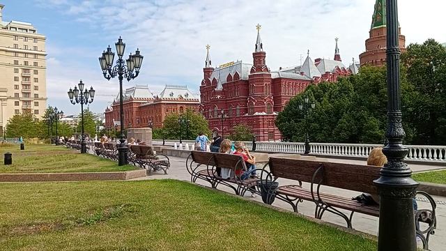 Александровский сад Москва центр Охотный ряд ТЦ скульптурная композиция 