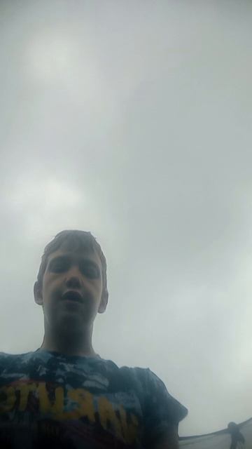 я бросаю телефон на батуте