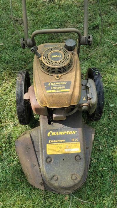 Триммер на колесах. В работе – «Champion LMH 5640»