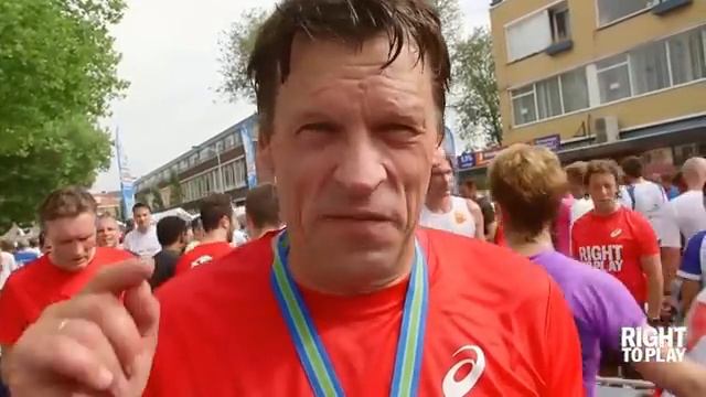 Johann Olav Koss (Right To Play) Congratulates Dam Tot Dam Runners
