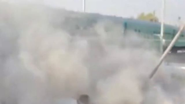 Поезд сбил автомобиль на переезде в Узбекистане