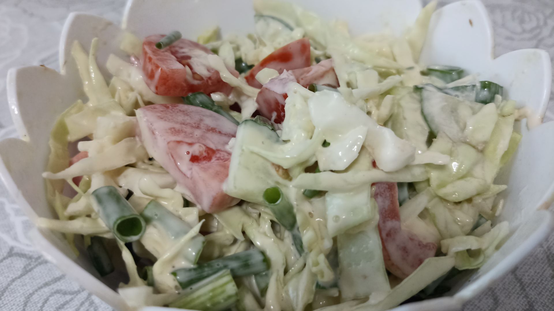 Салат с капустой, огурцом и помидором