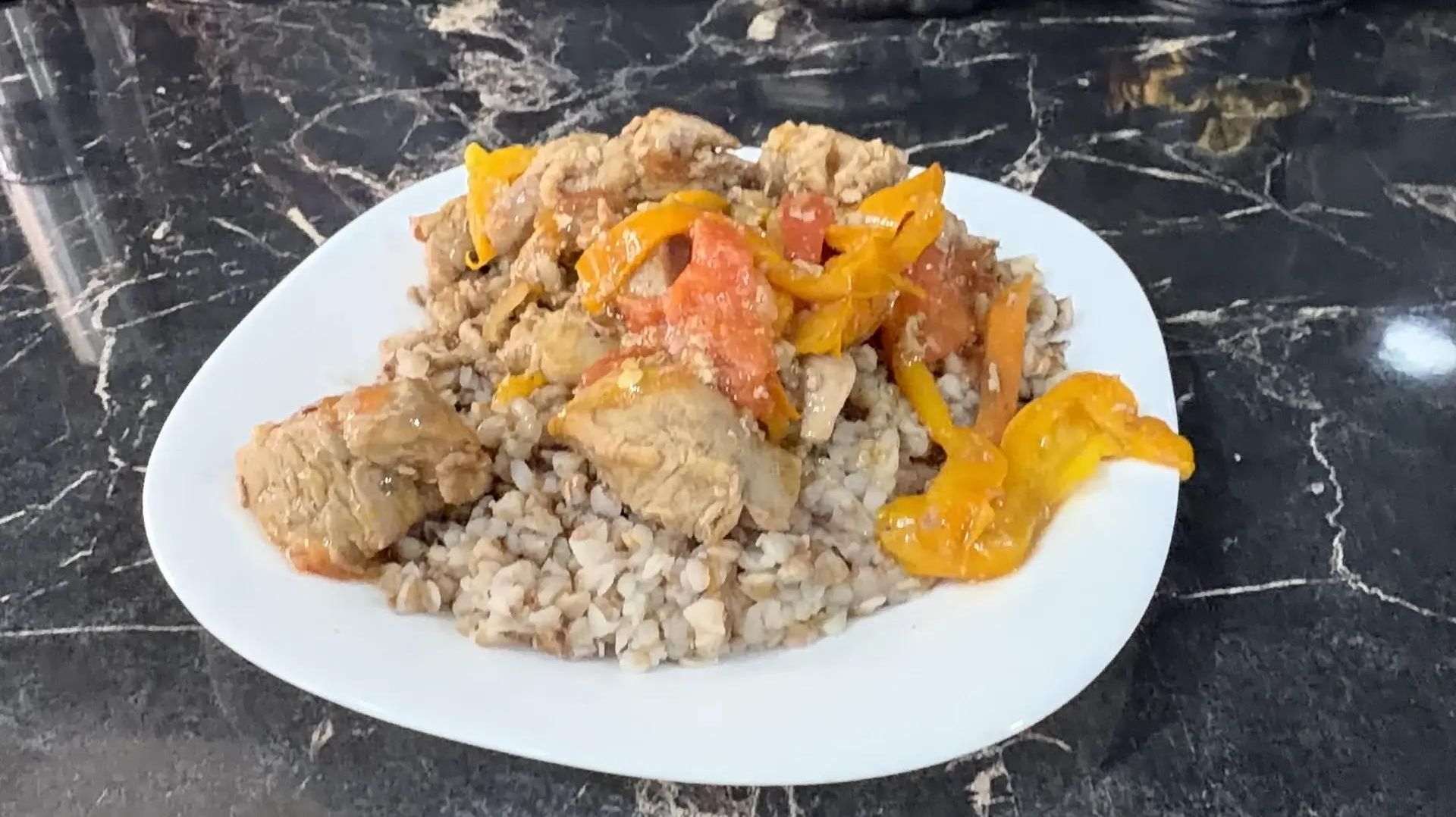 Свинина с овощами на сковороде