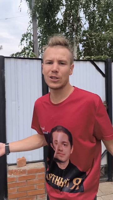 нашли разбитую гитару ПиТиЭй с автографом Алексея Прокопова, Юрия Тюрганов и Адама Егорова