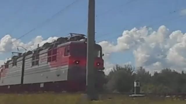 ВЛ80с-1039 с грузовым поездом, июнь 2017 года