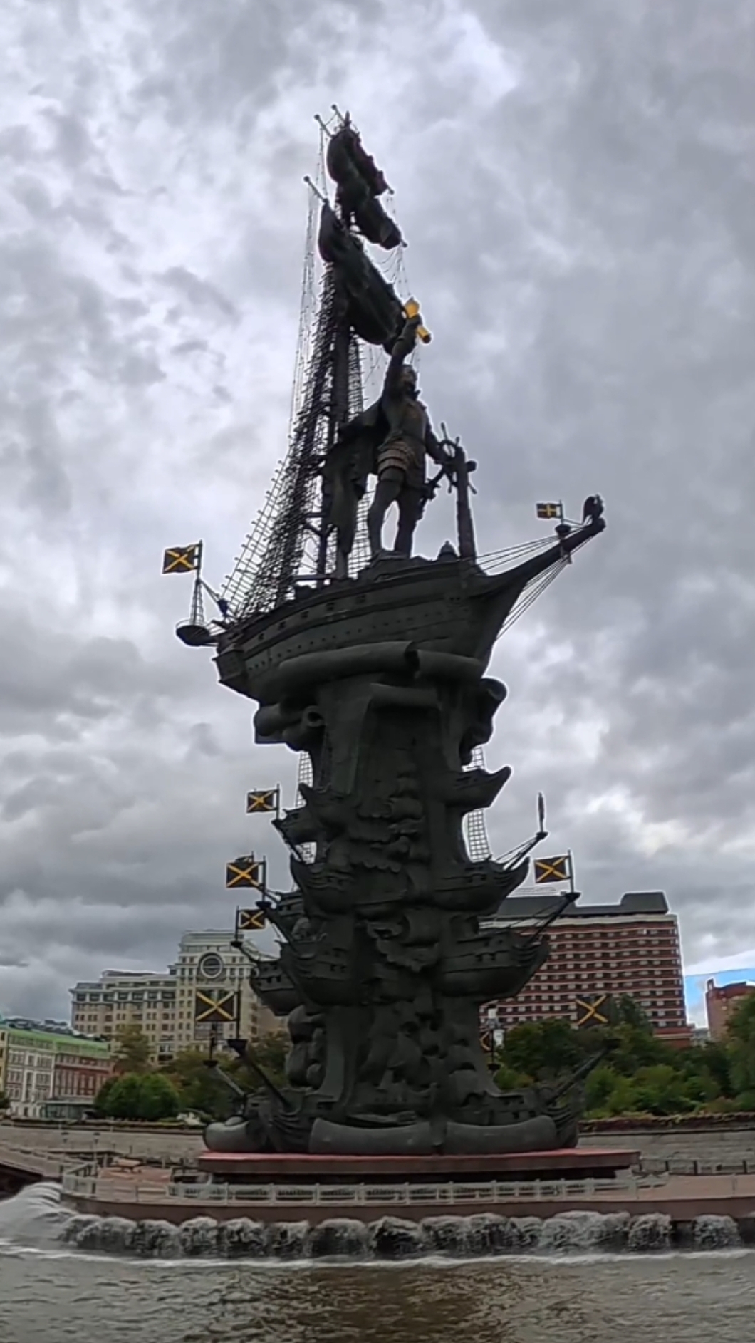 По Москве-реке.