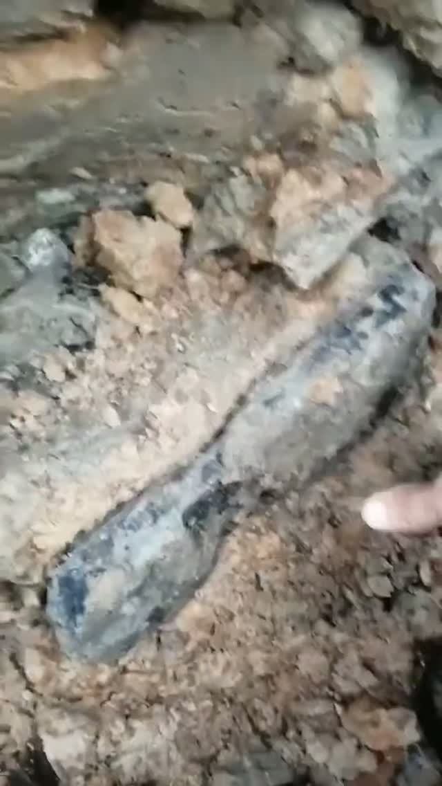 Немецкие караульные ботинки на дне блиндажа.