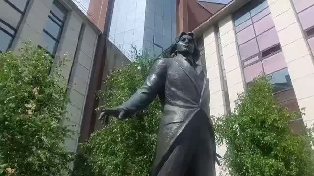 Памятник Хворостовскому. Сибирский институт искусств имени Хворостовского .Красноярск
