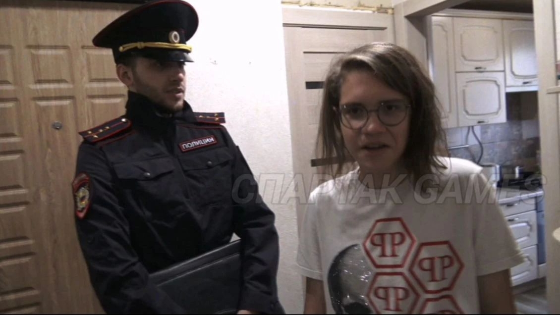 ПОЛИЦИЙСКИЙ ЗАБИРАЕТ ЛЁШУ В УЧАСТОК