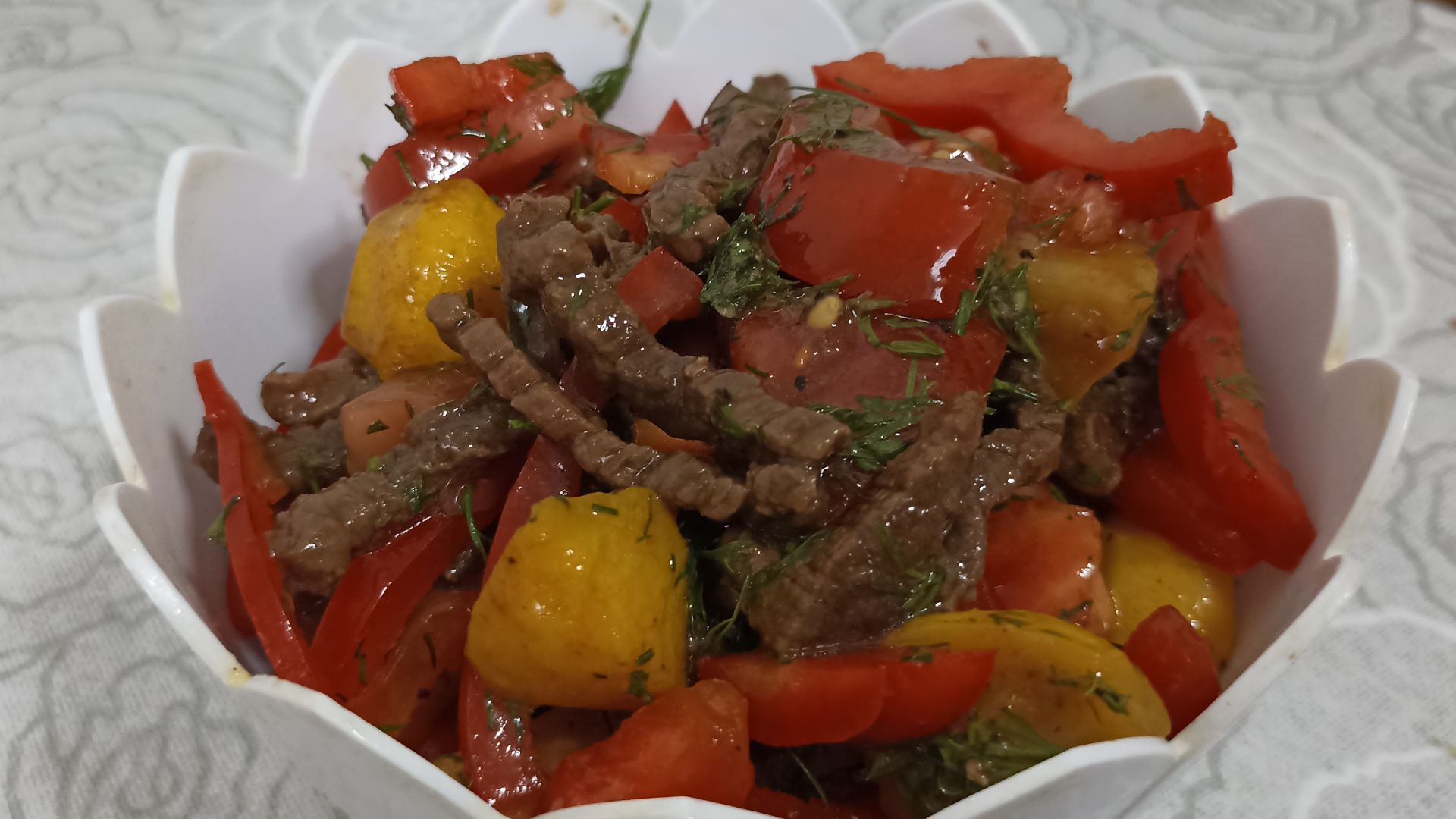 Теплый салат с говядиной и патиссонами