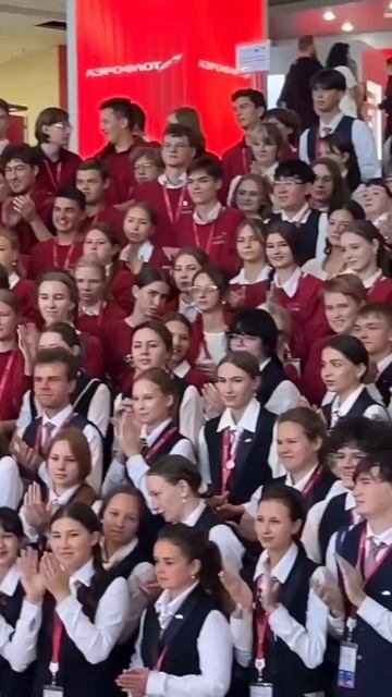 💙 За кадром ВЭФ — большая команда волонтёров