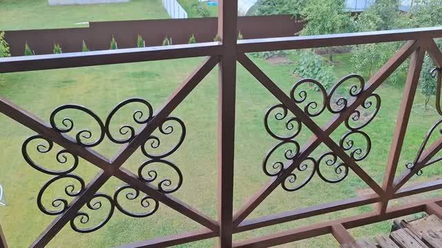 Элементы холодной ковки установил на балкон частного дома.