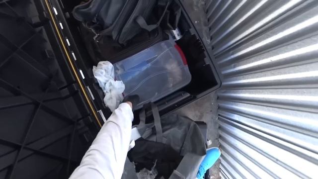 Отдали $2000 за ящики на аукционе. Продали пластинку и микроскоп
