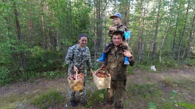 Крики в лесу. Что они собирают всей семьёй.Нашли много грибов  в лесу