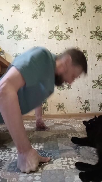 Зачем я нюхаю Чернушку? #чернаякошка #отжимания #психология